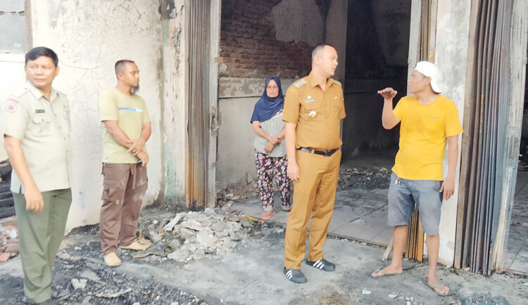 Belasan Ruko Terbakar di kawasan terminal Kiliran Jao, Kerugian Ditaksir Rp 4 Miliar, Pedagang Dipindah ke Ruko Milik Nagari 1 KEBAKARAN— Bupati Sijunjung Benny Dwifa meninjau lokasi kebakaran belasan ruko di Terminal Kiliran Jao dan berbincang dengan pedagang yang menjadi korban.
