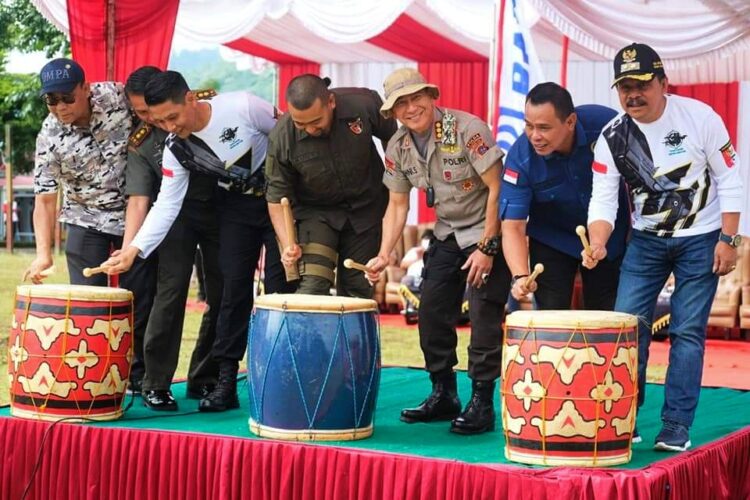 PUKUL--Wakil Gubernur Sumbar Audy Joinaldy,Wawako Asrul, Ketua DPRD, Mardiansyah, Kapolres AKBP Novianto Taryono, Forkopimdadan  Ketua Koni Sumbar, wakil CEO BRI Wilayah Sumbar melakukan pemukulan gendang tanda telah dibuka secara resmi Shooting Competition 2022 di Padangpanjang.