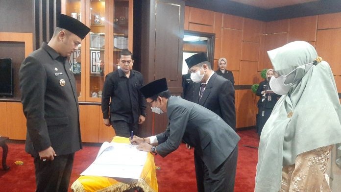 WAJAH BARU--Bupati gelar pelantikan sejumlah pejabat dilingkungan Pemkab Sijunjung.