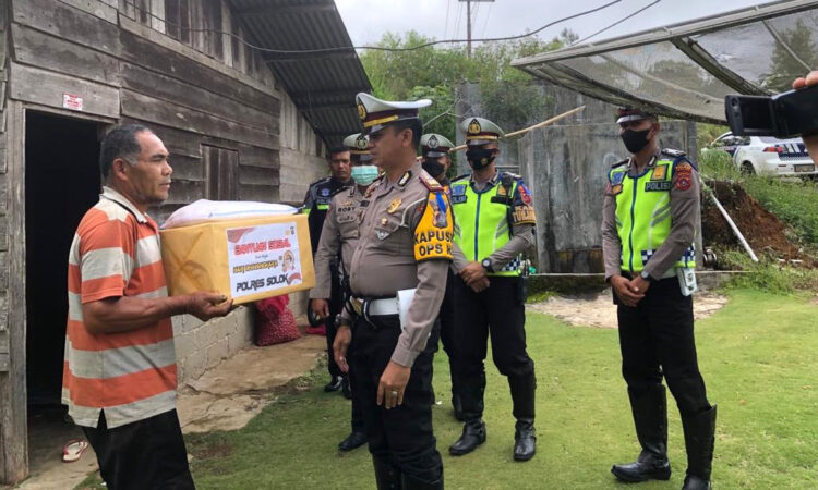 BANTUAN— Dalam memeriahkan HUT Bhayangkara ke-76 tahun 2022, jajaran Satlantas Polres Solok Arosuka menyalurkan bantuan bagi warga yang kurang mampu.