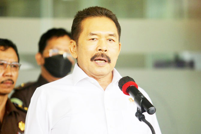 KETERANGAN PERS— Jaksa Agung RI, Sanitiar Burhanuddin memberikan keterangan pers terkait kasus korupsi PT Garuda Indonesia (Persero) Tbk, Senin (27/6).