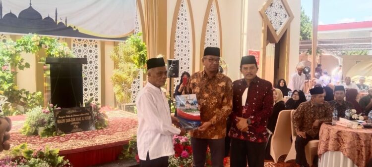 RESMIKAN—Wali Kota Payakumbuh H Riza Falepi bersama Kepala Kemenag Payakumbuh Ramza Husmen saat meresmikan masjid milik H Anas .
