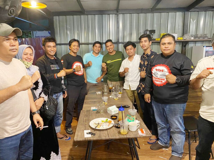 Jelang Fornas Palembang, Pengda IOF Sumbar Matangkan Persiapan 1 FOTO BERSAMA— Ketua Pengda IOF Sumbar Verry Mulyadi dan jajaran pengurus Pengda IOF Sumbar saat rapat persiapan jelang keberangkatkan ke Festival Olahraga Rekreasi Nasional (Fornas) ke VI di Palembang, 1 Juli nanti.