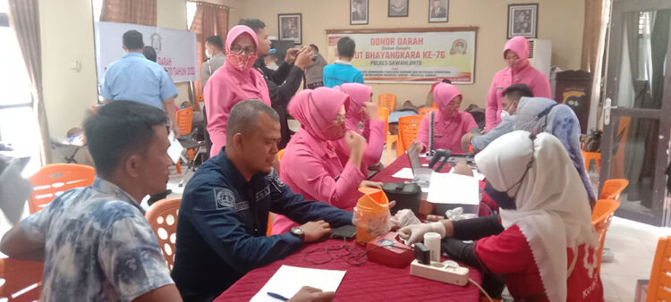 ANTUSIAS— Sejumlah personil dan ibu Bhayangkari antusias mendaftarkan diri untuk Donor Darah tersebut.