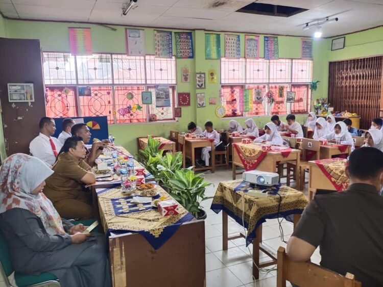 Jelang Peringatan HANI 2022, Tim P4GN Padang Panjang Lakukan Sosialisasi Antinarkoba 1 SOSIALISASI— Tim Terpadu Pencegahan dan Pemberantasan Penyalahgunaan dan Peredaran Gelap Narkotika (P4GN) Padang Panjang melakukan sosialisasi antinarkoba.