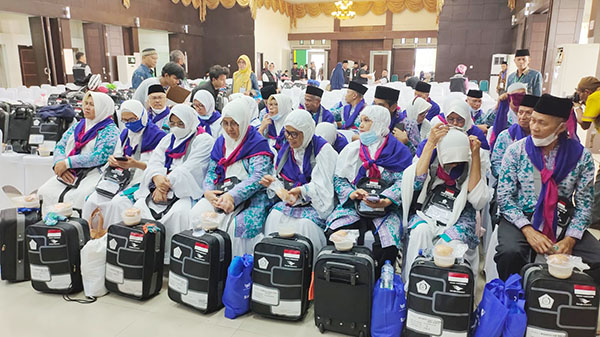 BERANGKAT HAJI— Wakil Ketua DPRD Sumbar Irsyad Syafar melepas jamaah calon haji ke tanah suci.