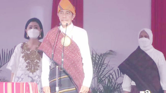 Jokowi: Pancasila itu Bintang Penuntun 1 UPACARA— Presiden Joko Widodo (Jokowi) memimpin upacara peringatan Hari Lahir Pancasila yang digelar di Lapangan Pancasila Ende, Kabupaten Ende, Provinsi Nusa Tenggara Timur (NTT).