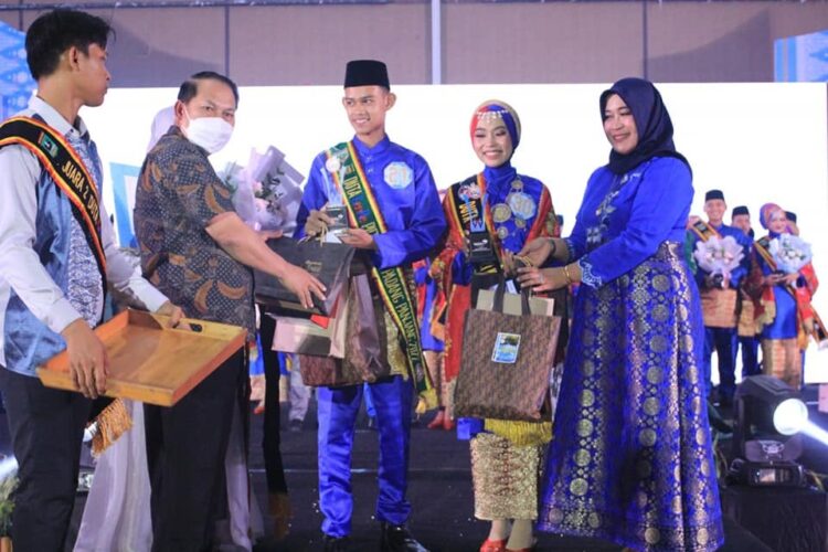TERIMA HADIAH—Duta Generasi Berencana (GenRe) Putri Kota Padang Panjang, Maulidya Nurdini saat teruima hadiah Juara 1 Duta GenRe Putri Provinsi Sumatera Barat.