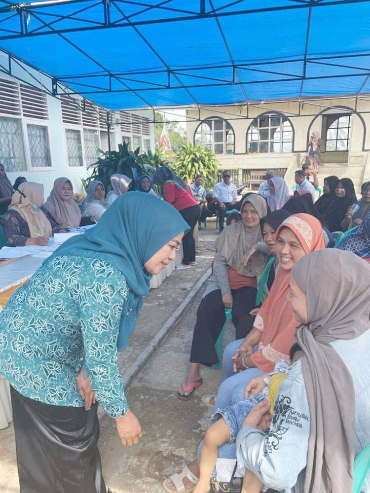 DIALOG—Ketua TP PKK Tanahdatar Ny Lise Eka Putra sedang berdialog dengan masyarakat.