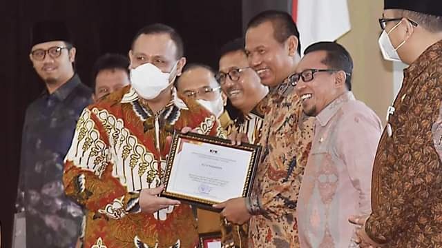 Wako Genius Umar Terima Penghargaan MCP dari KPK 1 SERAHKAN— Ketua Komisi Pemberantasan Korupsi (KPK) RI Firli Bahuri serahkan penghargaan kepada Wali Kota Pariaman H Genius Umar.