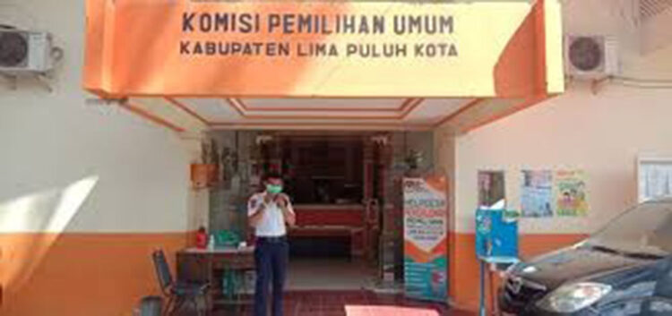 AKTIVITAS—Terlihat aktivitas di kantor KPU Limapuluh Kota.