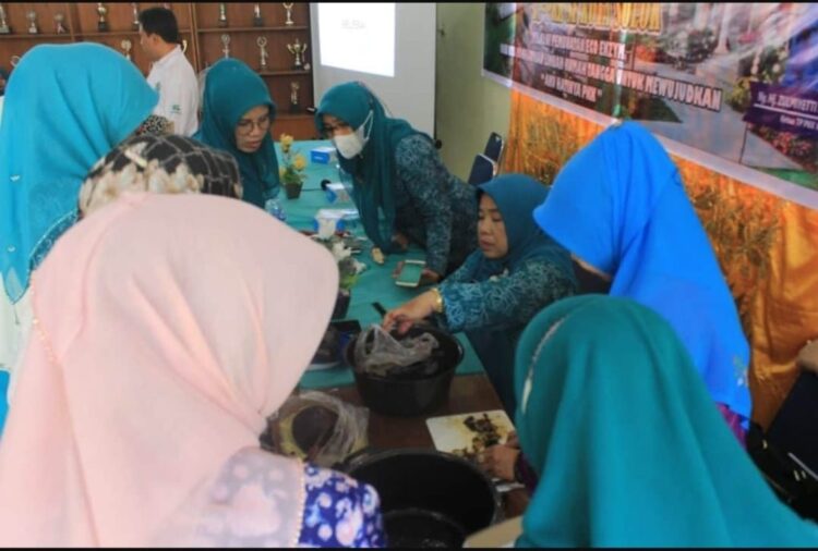 Rumah Tangga Sumber Sampah Terbesar 1 MENGOLAH SAMPAH— Kader PKK Kota Solok tengah mengolah sampah menjadi barang yang bermanfaat.