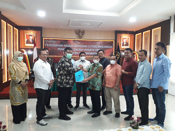 SERAHKAN NASKAH AKADEMIK— Kakanwil Kemenkumham Sumbar menyerahkan naskah akademik 3 Ranperda yang diterima Wakil Ketua DPRD Kabupaten Dharmasraya Adi Gunawan, Sabtu (11/6).