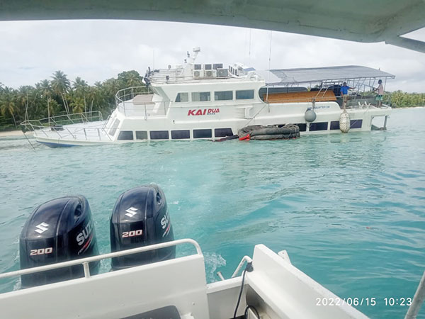 KANDAS— Kondisi kapal pesiar yang kandas di perairan Pulau Ruamata, Sipora Selatan, Kabupaten Kepulauan Mentawa.