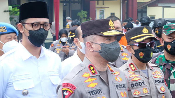 DIWAWANCARAI—Kapolda Sumbar Irjen Pol Teddy saat diwawancarai wartawan terkait keberadaan Khilafatul Muslimin di Sumbar.