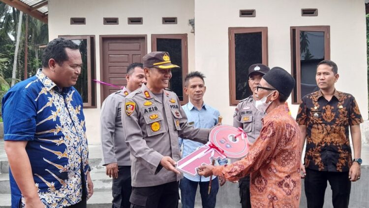SERAHKAN KUNCI RUMAH— Kapolres Pariaman AKBP Abdul Azis  bersama Sekretaris Daerah  serahkan kunci rumah masyarakat kurang mampu.
