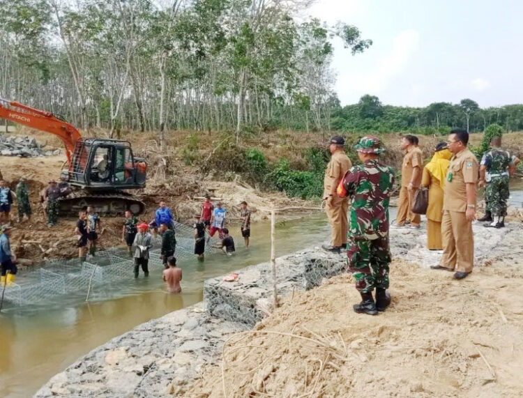 PEMBANGUNAN JEMBATAN— Kegiatan TMMD ke-113 di Dhrmasraya berupa pembuatan jembatan sepanjang 18 meter, lebar 4 meter.