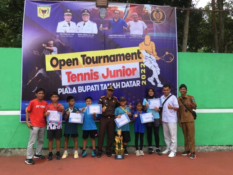 UKIR PRESTASI— Sebanyak delapan petenis junior Sawahlunto berhasil mengukir prestasi di arena Kejurda Kabupaten Tanahdatar Kelompok Umur  (KU) 2022.