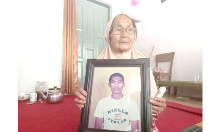 PERLIHATKAN FOTO —Keluarga korban perlihatkan foto anaknya yang yang meninggal saat menjalani hukuman di Lapas Sawahlunto