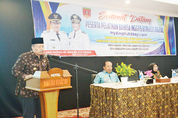 Bupati Agam Andri Warman membuka pelatihan Bahasa Inggris bagi guru mata pelajaran Bahasa Inggris tingkat SMP di Kabupaten Agam di Hotel Sakura Syariah Lubuk Basung, 23-26 Juni.
