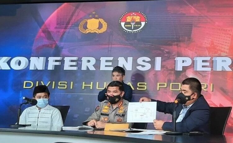 Kepala Bagian Bantuan Operasi (Kabag Banops) Densus 88 Antiteror Polri Kombes Pol Aswin Siregar (kanan) di Mabes Polr