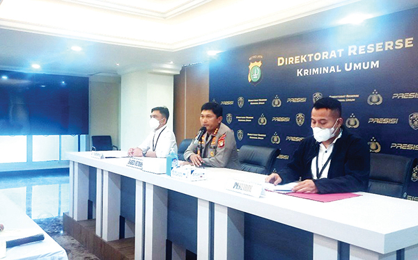 BERIKAN— Kepala Bidang Hubungan Masyarakat (Kabid Humas) Polda Metro Jaya Kombes Endra Zulpan saat memberi keterangan di PMJ, Senin (13/6) kemarin kepada wartawan.