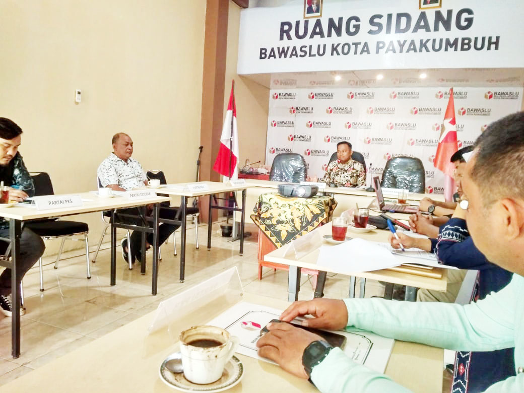 Ketua Bawaslu Kota Payakumbuh M.Khadafi saat menyampaikan sosialisasi penyelesiaan sengke proses pemilu kepada parpol
