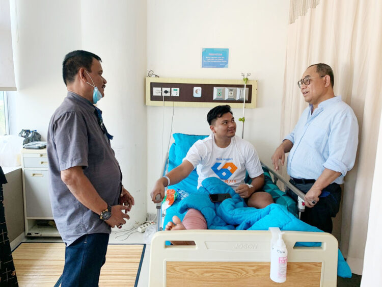 KUNJUNGI ATLET— Ketua KONI Sumbar terpilih Ronny Pahlawan mengunjungi atlet silat PON Sumbar Ridhan Aprilianda yang usai dioperasi di Semen Padang Hospital (SPH).