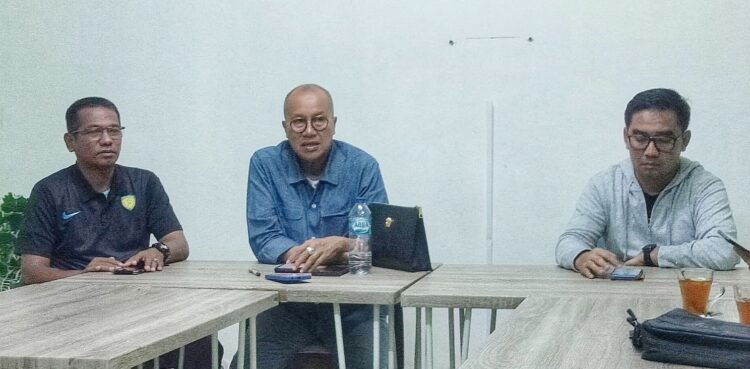 JUMPA PERS--Ketua Pengprov PASI Sumbar S Budi Syukur Dt Bandaro Jambak didampingi Sekum PASI Edi Warman beri keterangan pers dengan helat Kejurda Atletik di Lubuk Sikpaing Pasaman.