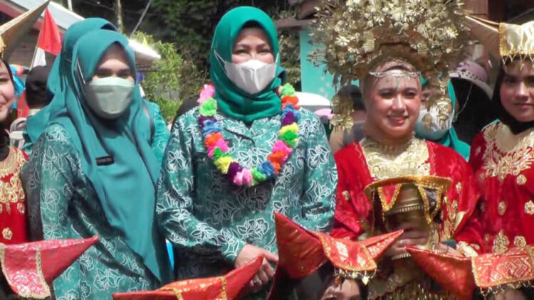 Ketua Tim Penggerak PKK Kabupaten Pasaman Ny. Susi Benny Utama pada saat mengikuti sebuah kegiatan.