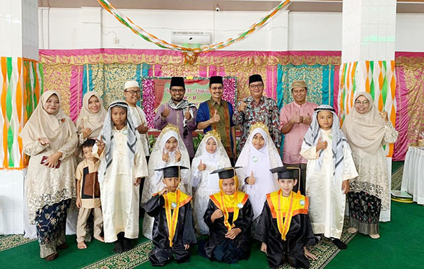 KHATAM DAN WISUDA IQRA— Khatam Al-Qur’an ke-31 dan Wisuda Iqra ke-2 MDTA/MDTW Masjid Amal Muslimin Wisma Indah VII Parupuk Tabing dibuka Pun Ardi (Anggota DPRD Kota Padang) dan Buderi Himra, S Kom (Lurah Parupuk Tabing)