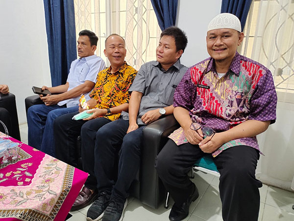 Kominfo dan Komisi III DPRD Kota Padang Kunjungi Kominfo Padangpanjang 1 KUNJUNGAN— Kepala Kominfo Padang Panjang, Drs. Ampera Salim, S.H, M.Si saat menerima tamunya dari Kota Padang.