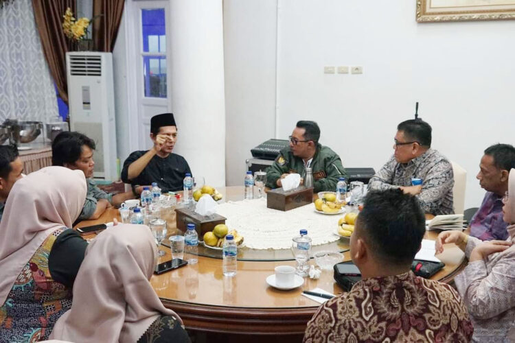 DISKUSI—Komisioner KPU saat berdiskusi dengan pimpinan daerah Tanahdatar.