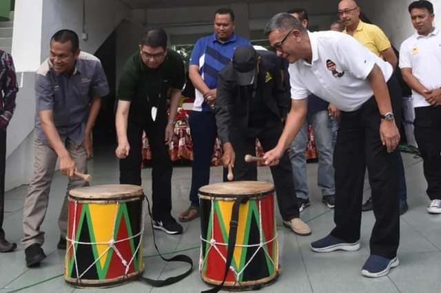 GANDANG TASA— Wali Kota Genius Umar memukul gandang tasa saat membuka Kejurnas Tenis Junior.