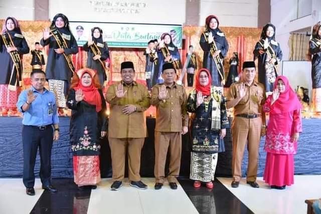 DUTA BUDAYA— Suhatri Bur menghadiri acara grand final pemilihan duta Budaya  Padangpariaman tahun 2022.