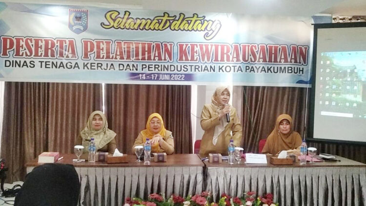 PEMBUKAAN— Kepala Dinas Tenaga Kerja dan Perindustrian membuka acara pelatihan kewirausahaan bagi kaum milenial.