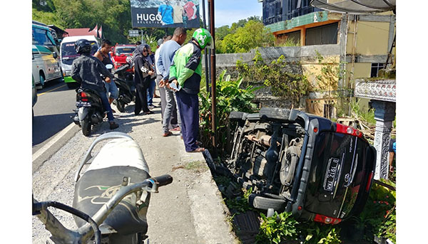 Pecah Ban, Brio Tabrak Avanza, Hingga Terjun ke Pekarangan Rumah Warga di Kabupaten Agam 1 KECELAKAAN— Terlibat kecelakaan, satu unit mobil Toyota Avanza terjun ke pekarangan rumah warga, beruntung tidak ada korban jiwa dalam kejadian ini