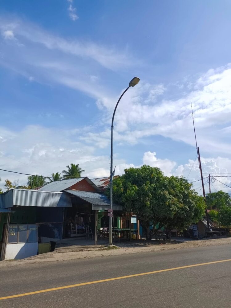 MINIM JPU— Salah satu Penerangan Jalan Umum (PJU) yang ada di Jalan lintas Sumatera, tepatnya di Nagari Padang Sibusuk Kecamatan Kupitan sudah rusak.