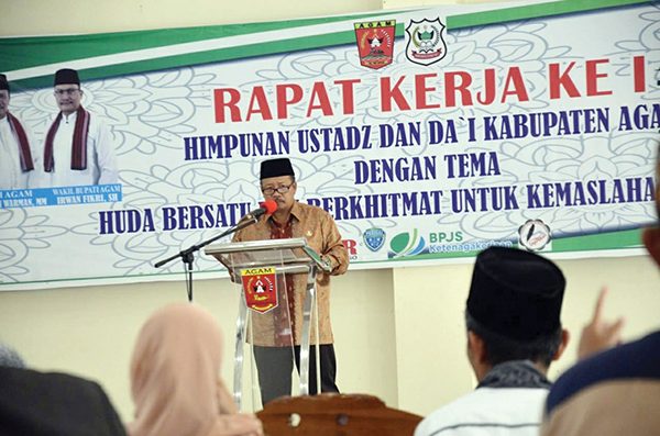 HADIRI--Bupati Agam Andri Warman  saat menghadiri rapat kerja ke-1 sekaligus melantik pengurus HUDA Kabupaten Agam.