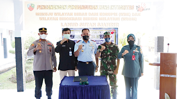 BEBAS KORUPSI— Komandan Lanud Sutan Sjahrir Kolonel Pnb M.R.Y. Fahlefie, melakukan pencanangan pembangunan ZI menuju Wilayah Bebas Korupsi (WBK) dan Wilayah Birokrasi Bersih dan Melayani (WBBM) di Mako Pangkalan TNI Lanud Sutan Sjahrir, Kamis (16/6).