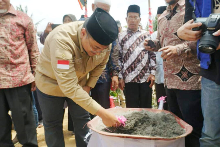 BATU PERTAMA—Wabup Tanahdatar  Richi Aprian meletakkan batu pertama pembangunan masjid.