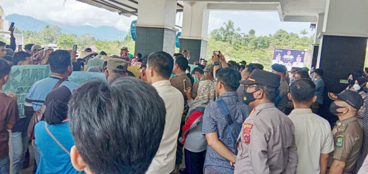 ORASI—Massa berorasi di kantor bupati menuntut kejelasan batas kantor Bupati Padangpariaman, Rabu (8/6).