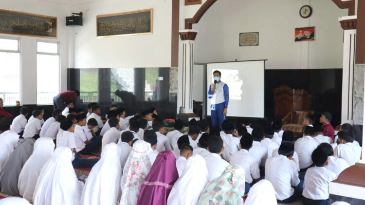Sosialisasikan Cari Aman Berkendara, Menara Agung Edukasi Pelajar SMP 1 BERIKAN MATERI-Instruktur Safety Riding PT Menara Agung memaparkan materi cari aman berkendara kepada pelajar SMP.