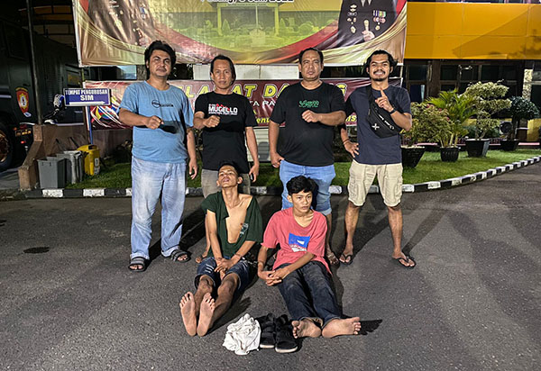 BEGAL— Dua pelaku Fajar Pangestu (22) dan Johanda Saputra (19) yang terlibat aksi begal Hp ditangkap Tim Klewang Polresta Padang.