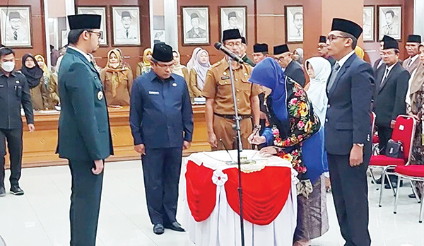 PELANTIKAN--Sebanyak 49 pejabat yang dimutasi di lingkungan Pemko Bukittinggi resmi dilantik.