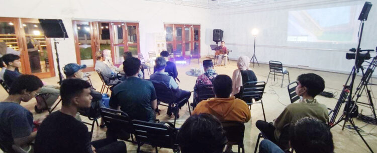 NOBAR— Kanal Youtube Interes menggelar nonton bareng (nobar) kisah Joni Hartanto menangkar bunga rafflesia dan dilanjutkan dengan diskusi.