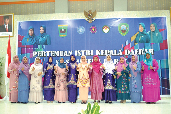 PERTEMUAN--Ketua TP PKK Kabupaten Agam Ny Yenni Andri Warman menghadiri pertemuan bulanan istri kepala daerah se-Sumbar.