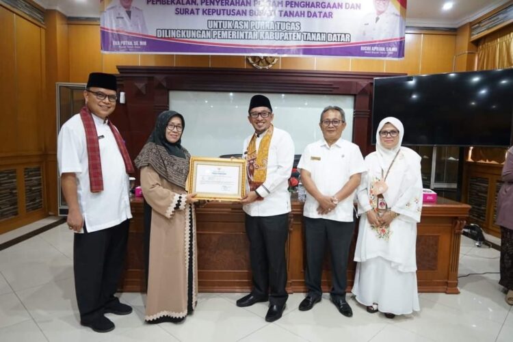 Bukan Akhir dari Pengabdian, Eka Putra: Pensiunan Layak Mendapatkan Penghargaan 1 SERAHKAN PIAGAM— Bupati Tanahdatar Eka Putra saat menyerahkan piagam penghargaan kepada para pensiunan ASN Pemkab.