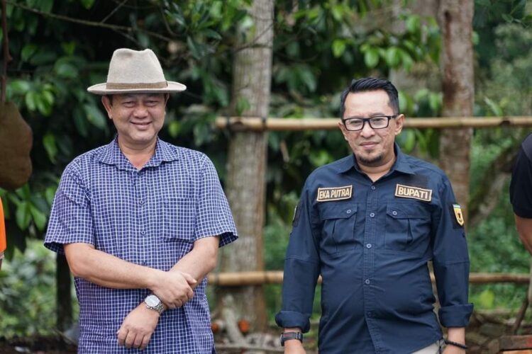 Penuhi Undangan Masyarakat, Rombongan Bupati Tanah Datar Dihadang Dua Pendekar 1 BERSAMA—Bupati Tanahdatar Eka Putra bersama Kadis PUPR Thamrin.