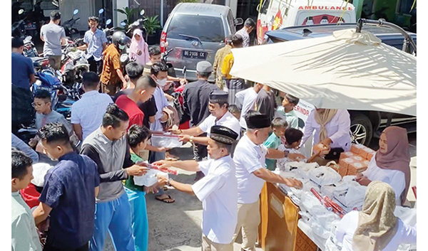 JUMAT BERKAH— Tim DPD Partai Gerindra Sumbar menggelar kegiatan Jumat Berkah ketiga pasca-Lebaran Idul Fitri di Masjid Mustauhiddin, Parak Kopi, Kelurahan Alai Parak Kopi, Kecamatan Padang Utara, Jumat (3/6). Masjid yang sedang dalam rehab besar itu, tetap menggelar shalat Jumat berjamaah dan jamaah tetap ramai.